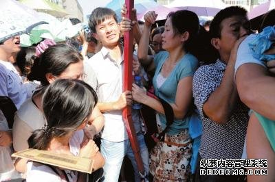 排队的人群将遮阳篷的立柱挤折